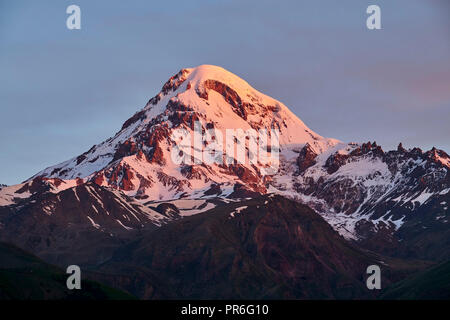 La Géorgie, Caucase, Stephantsminda, Kazbegi, Mont Kazbek 5047m Banque D'Images