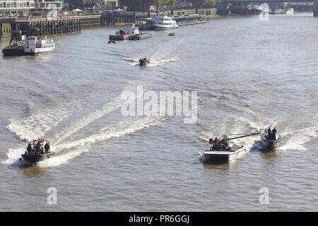 Le tournage à Londres, bateau de vitesse sur la Tamise Londres Banque D'Images