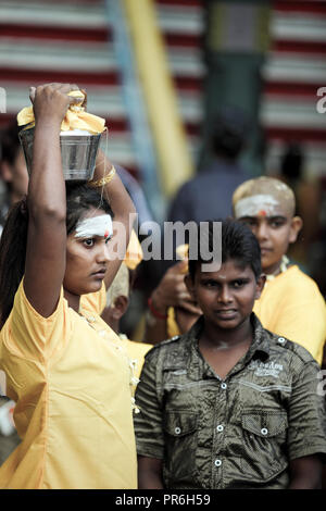 Femme pot à lait sur la tête pendant Thaipusam festival à Batu Caves à Selangor, Malaisie Banque D'Images