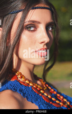 Close-up portrait extérieur de la jeune hippie boho (fille) Banque D'Images