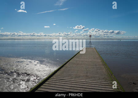 La lumière du soleil de l'après-midi de septembre à Lytham St Annes sur la côte de Fylde, Lancashire, England, UK avec sol en bois jetée ou pier et nautical channel marker Banque D'Images