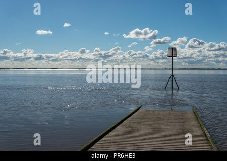 La lumière du soleil de l'après-midi de septembre à Lytham St Annes sur la côte de Fylde, Lancashire, England, UK avec sol en bois jetée ou pier et nautical channel marker Banque D'Images