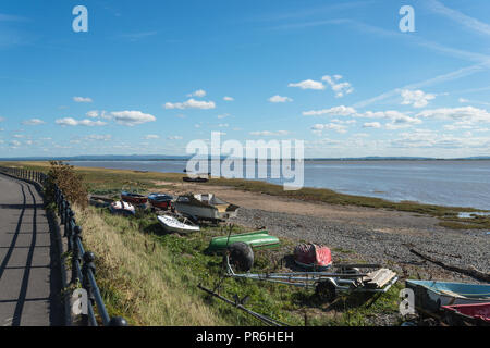 La lumière du soleil de l'après-midi de septembre à Lytham St Annes sur la côte de Fylde, Lancashire, England, UK avec des bateaux colorés sur la plage. Banque D'Images