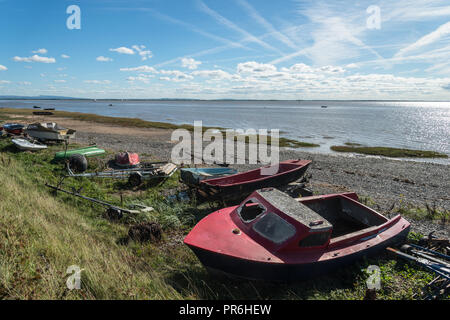 La lumière du soleil de l'après-midi de septembre à Lytham St Annes sur la côte de Fylde, Lancashire, England, UK avec des bateaux colorés sur la plage. Banque D'Images