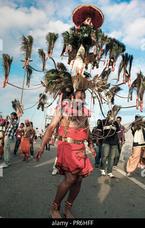 Kavadi en procession au porteur pendant Thaipusam festival à Batu Caves à Selangor, Malaisie Banque D'Images