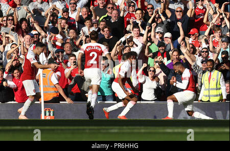 Mesut Ozil d'Arsenal (à gauche) célèbre avec ses coéquipiers après avoir marqué son deuxième but du côté du jeu au cours de la Premier League match à l'Emirates Stadium, Londres. Banque D'Images