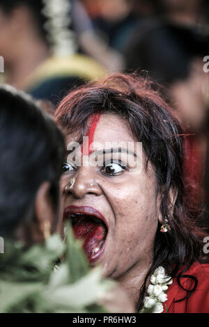 Passionnée pèlerins hindous à Batu Caves pendant Thaipusam festival à Selangor, Malaisie Banque D'Images