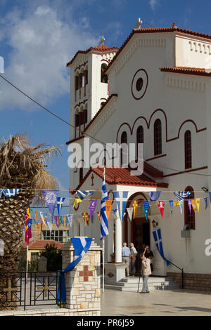 Personnes qui quittent l'Église orthodoxe grecque en sâme, Kefalonia après le service du dimanche Banque D'Images