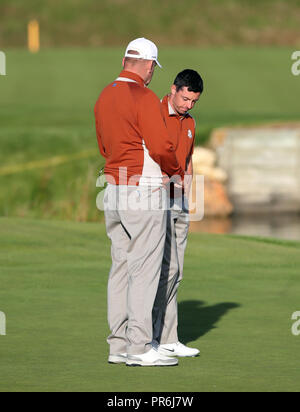L'Europe de l'équipe le capitaine Thomas Bjorn et l'Europe de l'équipe après Rory McIlroy les quatuors correspondent sur la deuxième journée de la Ryder Cup au Golf National, Saint-Quentin-en-Yvelines, Paris. Banque D'Images