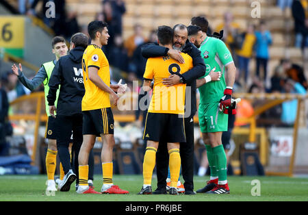 Wolverhampton Wanderers manager Nuno Espirito Santo hugs Wolverhampton Wanderers' Ruben Neves après le coup de sifflet final lors de la Premier League match à Molineux, Wolverhampton. Banque D'Images