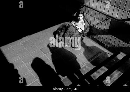 Jeune fille, les sans-abri, Charing Cross, Londres, Royaume-Uni, 1990 Banque D'Images