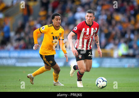 Wolverhampton Wanderers' Helder Costa (à gauche) et Southampton Pierre-Emile Hojbjerg (à droite) au cours de la Premier League match à Molineux, Wolverhampton. Banque D'Images