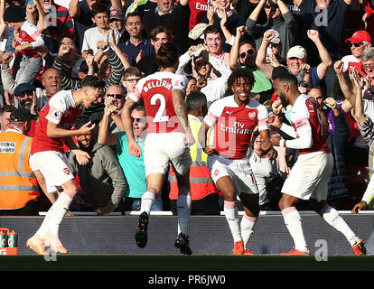 Mesut Ozil d'Arsenal (à gauche) célèbre avec ses coéquipiers après avoir marqué son deuxième but du côté du jeu au cours de la Premier League match à l'Emirates Stadium, Londres. Banque D'Images