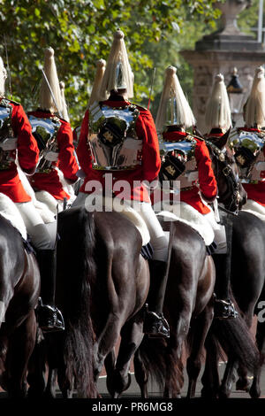 Cavalerie à cheval sur le Mall, Londres. Dieu sauver le Roi. Roi Charles III Banque D'Images