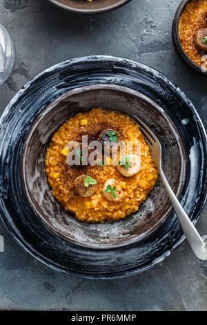 Risotto de citrouille fermer, plaque noire mise à plat Banque D'Images