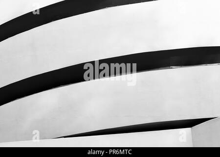 Un contraste élevé noir et blanc Photographies de Solomon R. Guggenheim Museum sur l'Upper East Side de Manhattan, New York City. Conçu par Frank Lloyd W