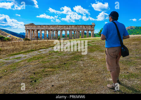 L'homme à prendre des photos du paysage de Ségeste au Théâtre Grec, sur la Sicile, en Italie Banque D'Images