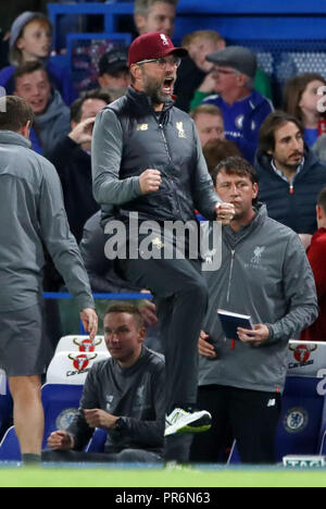 Jurgen Klopp, directeur de Liverpool, rend hommage à Daniel Sturridge, coéquipier qui a marquant le premier but de son équipe lors du match de la Premier League à Stamford Bridge, Londres. APPUYEZ SUR ASSOCIATION photo. Date de la photo: Samedi 29 septembre 2018. Voir PA Story FOOTBALL Chelsea. Le crédit photo devrait se lire comme suit : John Walton/PA Wire. RESTRICTIONS : aucune utilisation avec des fichiers audio, vidéo, données, listes de présentoirs, logos de clubs/ligue ou services « en direct » non autorisés. Utilisation en ligne limitée à 120 images, pas d'émulation vidéo. Aucune utilisation dans les Paris, les jeux ou les publications de club/ligue/joueur unique Banque D'Images