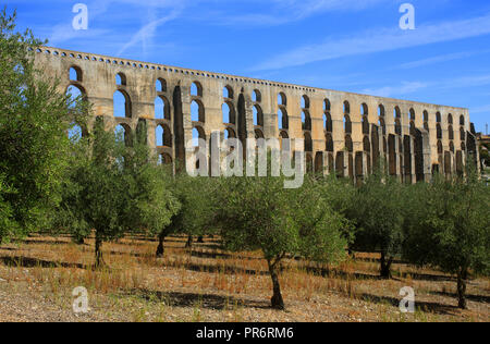 Le Portugal, l'Alentejo, Elvas. L'aqueduc d'Amoreira 16ème siècle avec une oliveraie au premier plan. Elvas est un UNESCO World Heritage site. Banque D'Images