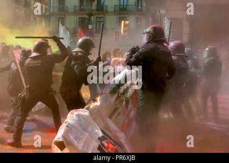 La police anti-émeute catalan vu chevauchement avec les manifestants pro-indépendance pendant la manifestation. Des affrontements entre manifestants pro-indépendantiste catalan et la police anti-émeute au cours de la protestation de la police qui JUSAPOL Syndicate était à Barcelone pour démontrer l'égalité salariale et de rendre hommage à la Police nationale qui ont empêché le référendum du 1 octobre. Banque D'Images