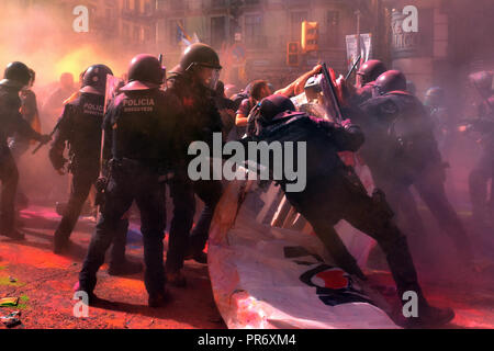 La police anti-émeute catalan vu chevauchement avec les manifestants pro-indépendance pendant la manifestation. Des affrontements entre manifestants pro-indépendantiste catalan et la police anti-émeute au cours de la protestation de la police qui JUSAPOL Syndicate était à Barcelone pour démontrer l'égalité salariale et de rendre hommage à la Police nationale qui ont empêché le référendum du 1 octobre. Banque D'Images