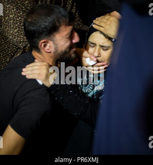 Des proches de Iyad al-Shaer vu pleurer lors de sa cérémonie funéraire. Iyad al-Shaer a été tué par des soldats israéliens à la "grande marche du retour" manifestation à Gaza. Banque D'Images