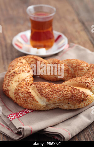 Simit turc bagel, et sur une table de thé traditionnelles Banque D'Images