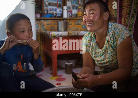 Une famille locale partager les abats d'un mouton tué fraîchement tôt le matin près de la ville de dans la province de Bayangol Övörkhangai, sud de la Mongolie. Banque D'Images