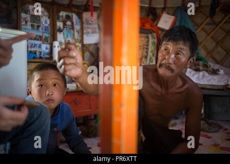 Une famille locale partager les abats d'un mouton tué fraîchement tôt le matin près de la ville de dans la province de Bayangol Övörkhangai, sud de la Mongolie. Banque D'Images