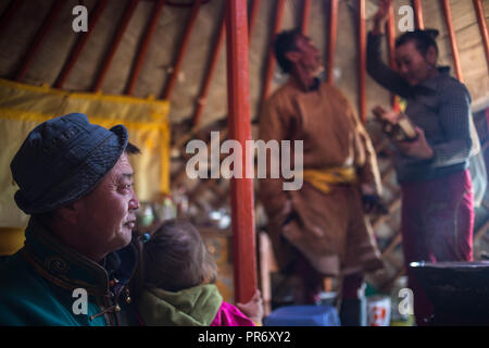 Une vue générale d'une famille locale à l'intérieur d'une yourte après leur déjeuner à côté de la petite ville d'Adaatsag Dundgovi dans la province de la Mongolie centrale. Banque D'Images