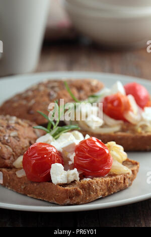 Des sandwichs avec du pain de seigle, fromage feta, et des légumes grillés Banque D'Images