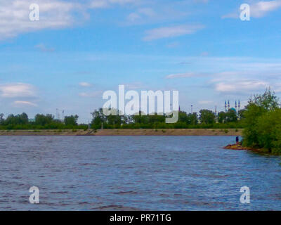 Riverside par temps clair et ville à l'horizon Banque D'Images