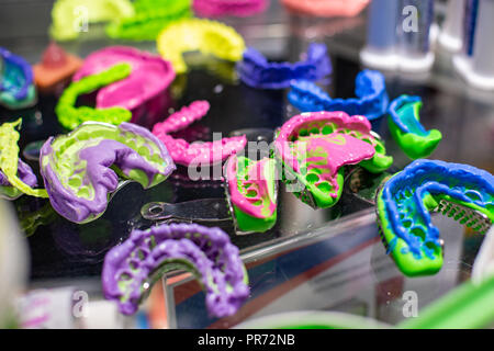 Outils d'Orthodontie Dentaire. Appareil multi-couleur pour faire une dent moulée. Dents de moulage. Banque D'Images