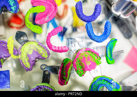 Outils d'Orthodontie Dentaire. Appareil multi-couleur pour faire une dent moulée. Dents de moulage. Banque D'Images