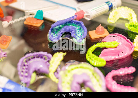 Outils d'Orthodontie Dentaire. Appareil multi-couleur pour faire une dent moulée. Dents de moulage. Banque D'Images