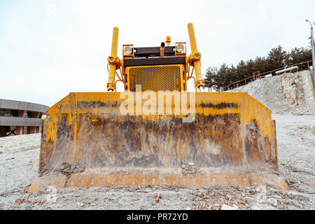 Excavatrice jaune pendant le travail. Close-up Vue de face. Banque D'Images