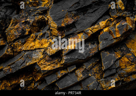 Rock noir avec fond de couleur jaune / or rocks - Banque D'Images