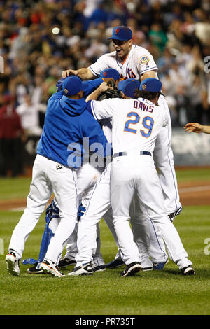 FLUSHING, NY-Juin 1, 2012 : New York Mets de troisième but David Wright célèbre Johan Santana sans coup la première dans l'histoire Mets au Citi Field. Banque D'Images