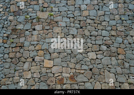 Mur en pierres naturelles de fond. la texture d'un mur de pierre - Banque D'Images