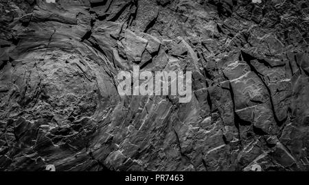 Dark Rock Wall background - texture de pierre avec l'altération de la peau de l'oignon - Banque D'Images