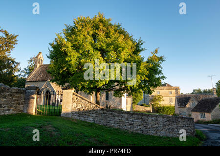 La lumière du soleil du matin à travers Winson village de début septembre. Winson, Cotswolds, Gloucestershire, Angleterre Banque D'Images