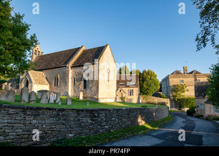 La lumière du soleil du matin à travers Winson village de début septembre. Winson, Cotswolds, Gloucestershire, Angleterre Banque D'Images