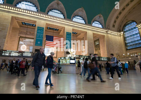 Promenade à travers les voyageurs Grand Central Terminal de New York. Banque D'Images