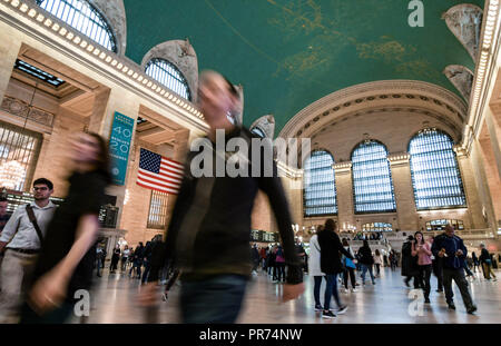 Promenade à travers les voyageurs Grand Central Terminal de New York. Banque D'Images