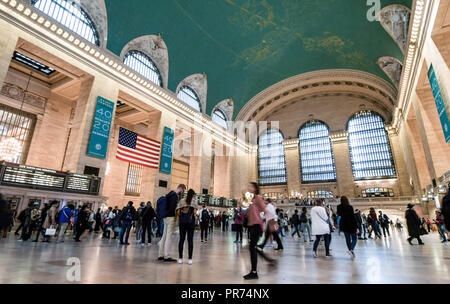 Promenade à travers les voyageurs Grand Central Terminal de New York. Banque D'Images