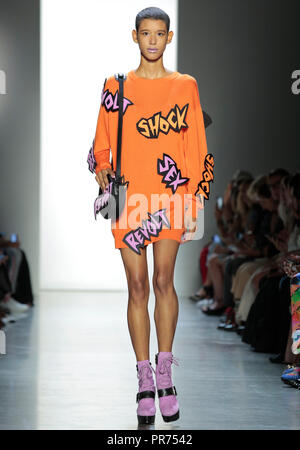 NEW YORK, NY - 06 septembre 2018 : Promenades Dilone la piste à l'Jeremy Scott Spring Summer 2019 Fashion show Fashion Week de New York Banque D'Images