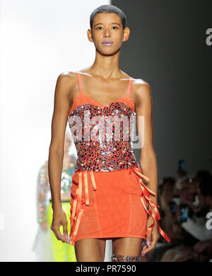 NEW YORK, NY - 06 septembre 2018 : Promenades Dilone la piste à l'Jeremy Scott Spring Summer 2019 Fashion show Fashion Week de New York Banque D'Images