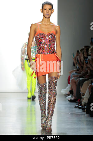 NEW YORK, NY - 06 septembre 2018 : Promenades Dilone la piste à l'Jeremy Scott Spring Summer 2019 Fashion show Fashion Week de New York Banque D'Images