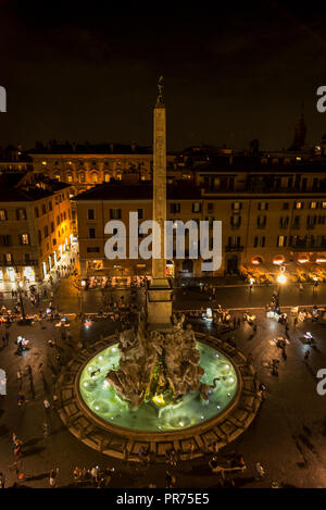 La vue de la fontaine des Quatre Fleuves sur la piazza Navona à Rome, Italie Banque D'Images