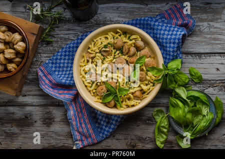 Spaetzle maison, barbecue saucisses et fromages frais, des herbes sur bois rustique, la photographie culinaire Banque D'Images